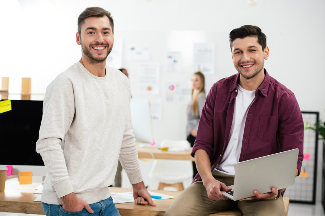 Équipe de professionnels du business travaillant ensemble sur des stratégies d'entreprise
