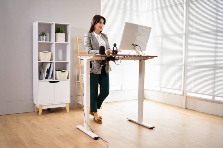 Quels critères évaluer pour choisir un bureau assis-debout adapté à votre activité ?